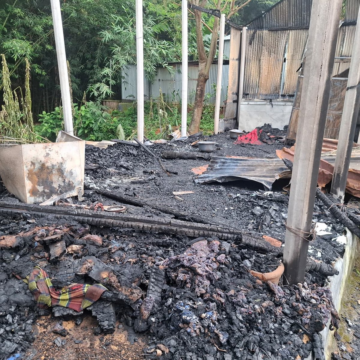বসতঘরের দরজায় শিকল লাগিয়ে আগুন, টিনের বেড়া কেটে বাঁচলেন দম্পতি