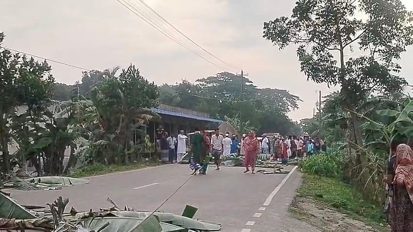 সড়কে কলাগাছ ফেলে গাড়ি আটকে ছুরি হাতে বক্তব্য দিচ্ছিলেন যুবক, অতঃপর