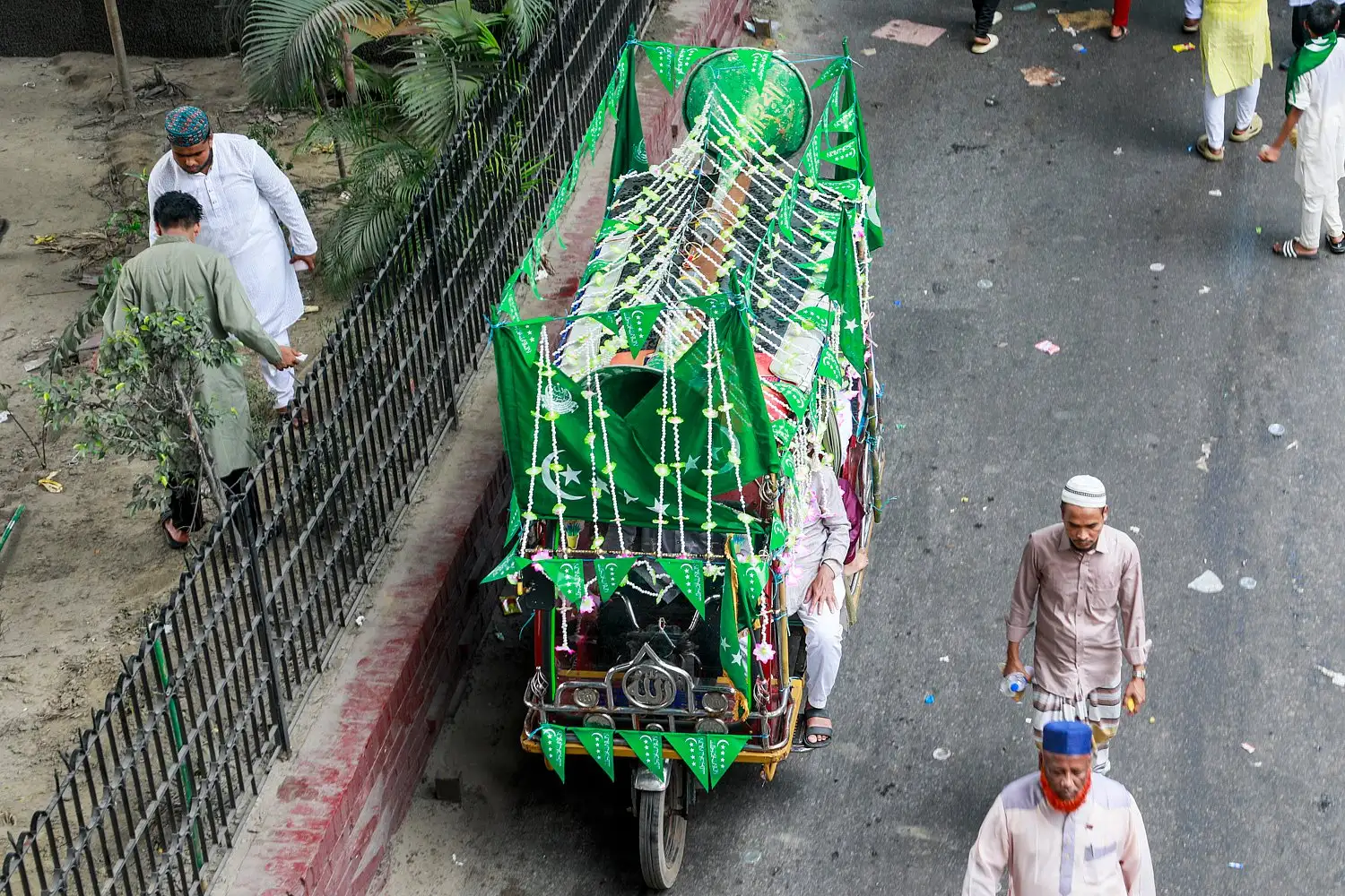 জশনে জুলুসে মানুষের ঢল