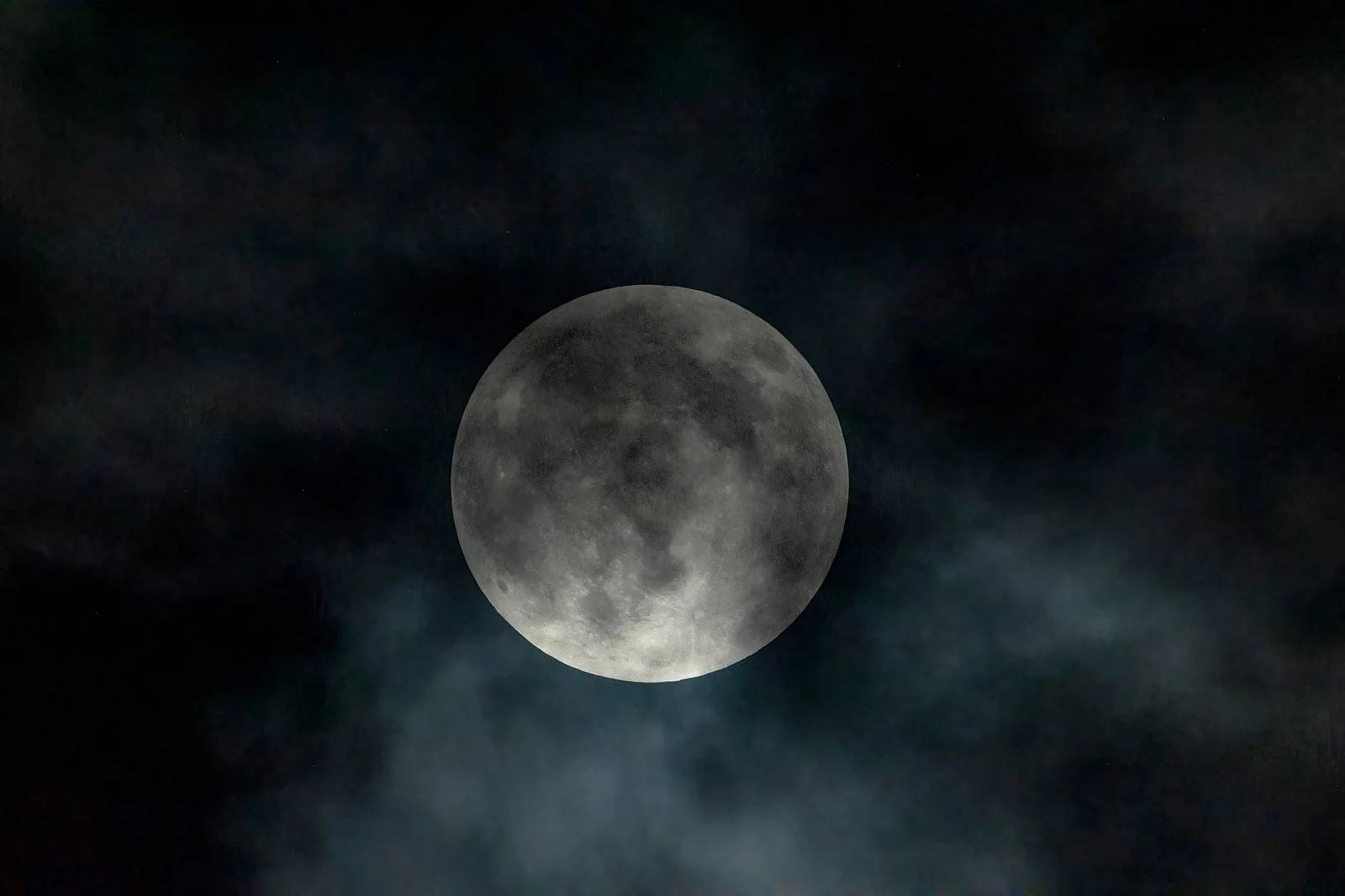 মেঘ আর পূর্ণিমার চাঁদের লুকোচুরি