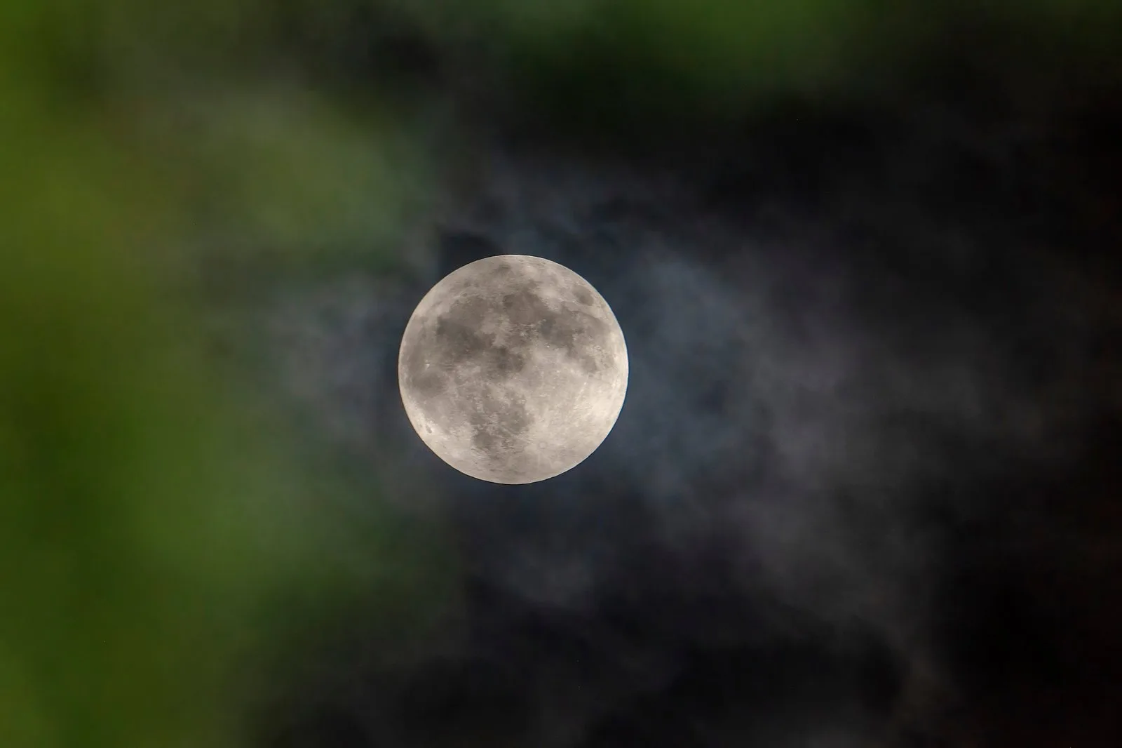 মেঘ আর পূর্ণিমার চাঁদের লুকোচুরি