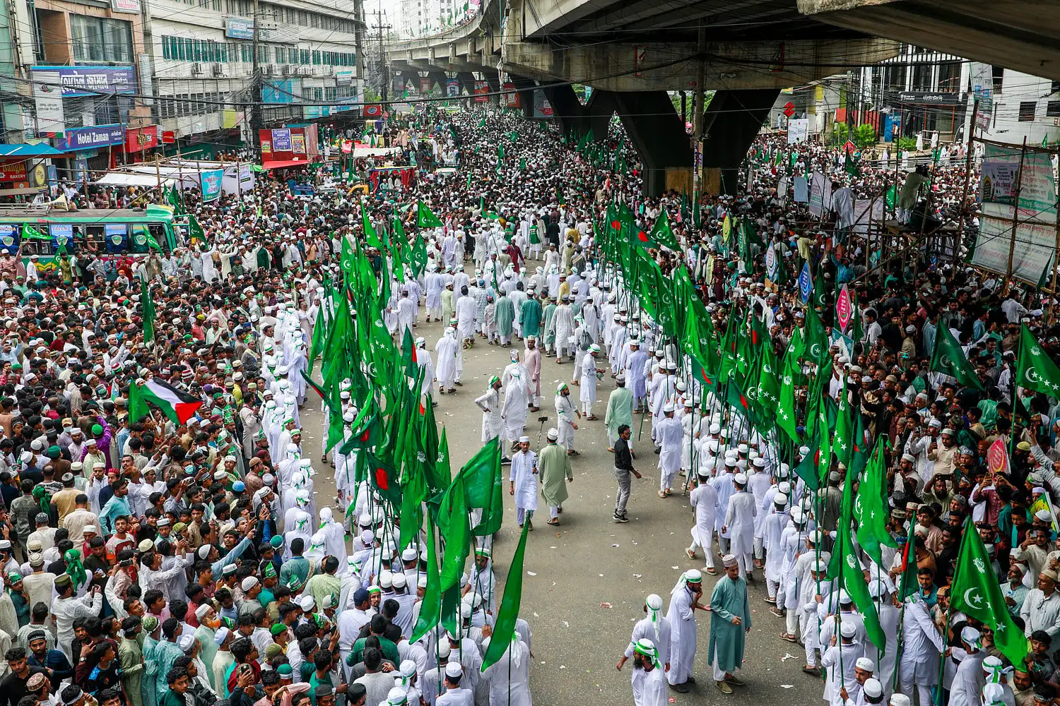 জশনে জুলুসে মানুষের ঢল