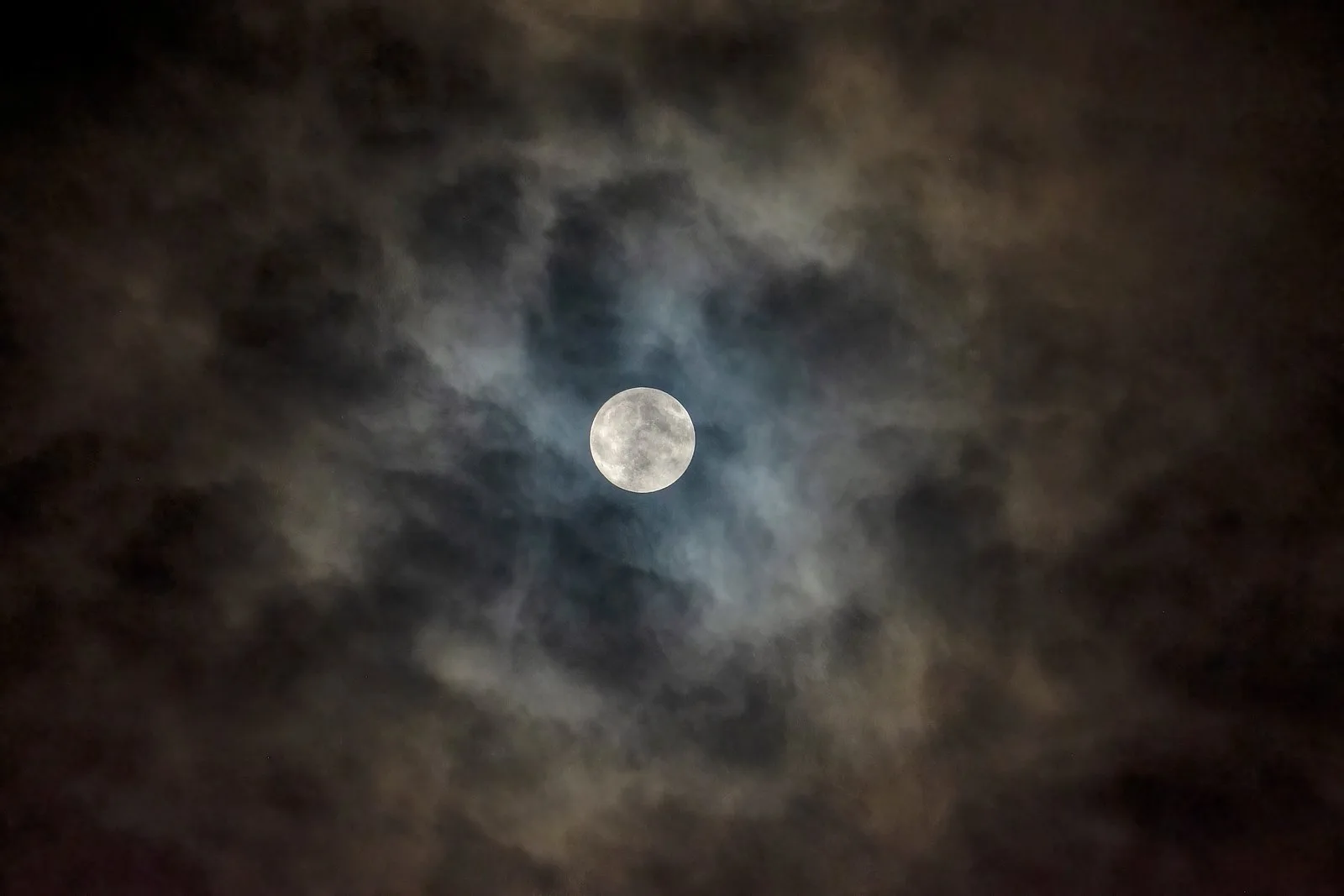 মেঘ আর পূর্ণিমার চাঁদের লুকোচুরি