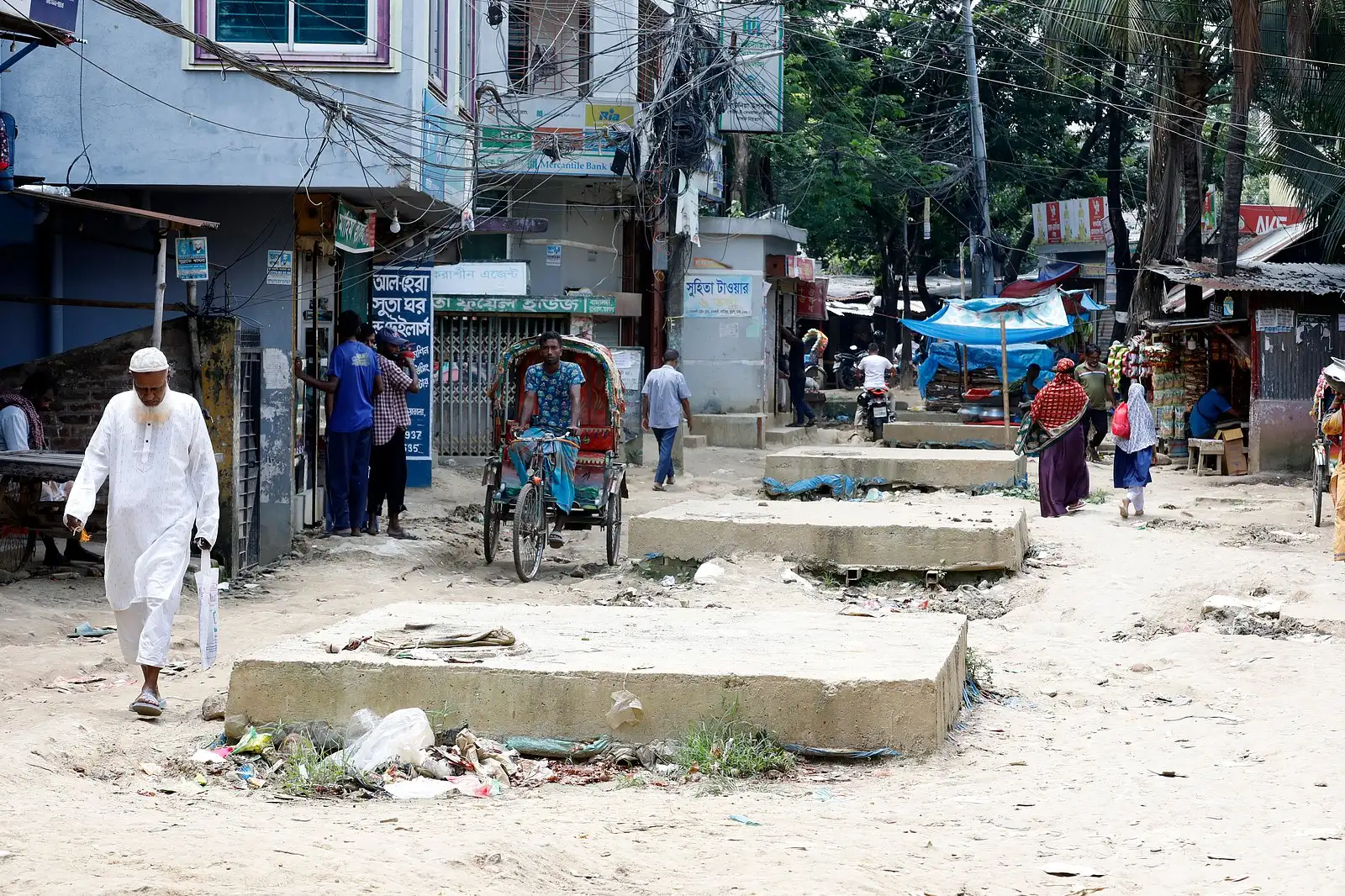 খানাখন্দে নাকাল পথচারী