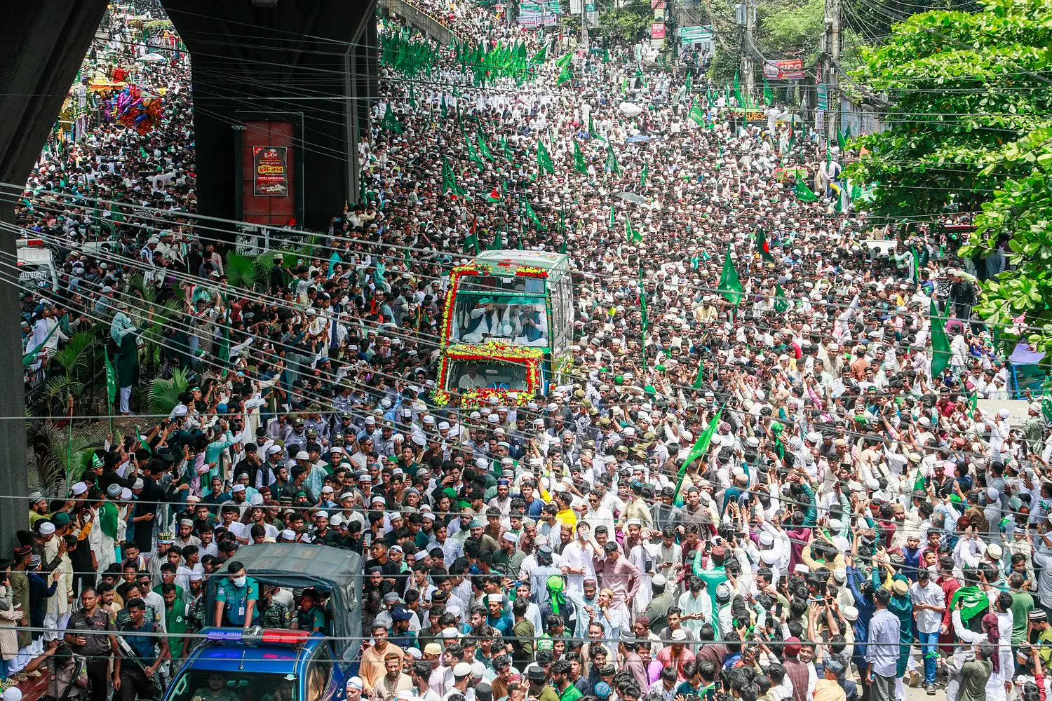 জশনে জুলুসে মানুষের ঢল