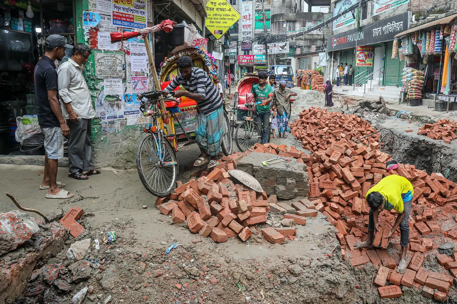 খানাখন্দে নাকাল পথচারী