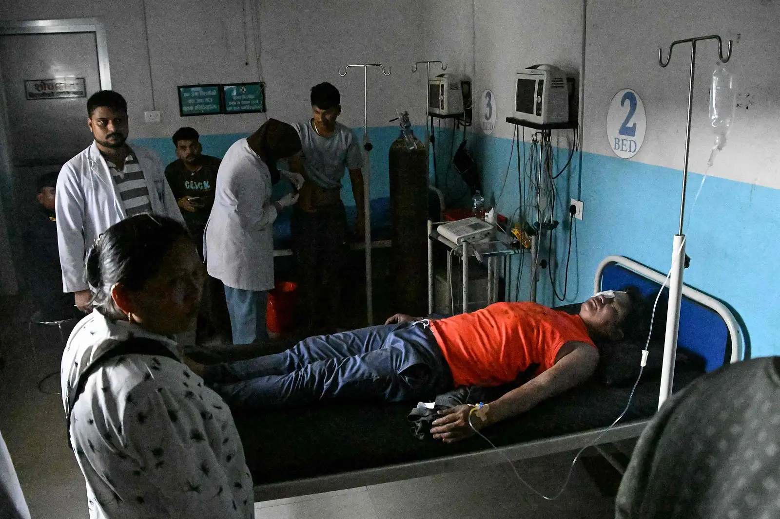 নেপালে ধ্বংসের মধ্যে উদ্ধারের লড়াই