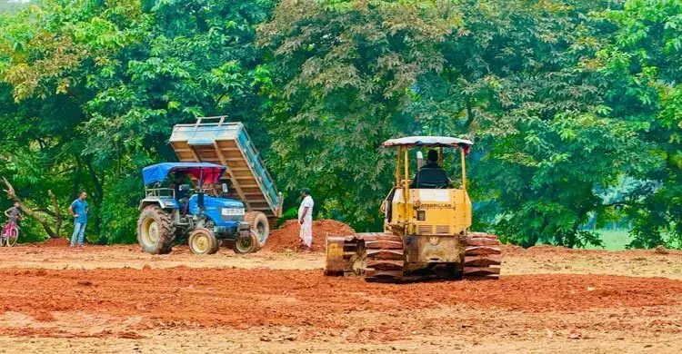 জাবির মাঠ সংস্কারে অনিয়মের অভিযোগ, স্থগিতাদেশের পরও চলছে কাজ