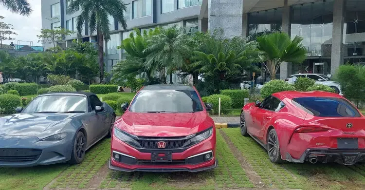 বাবাদের উপহারের বিলাসবহুল গাড়ি কক্সবাজারে এনে বেকায়দায় ছেলেরা