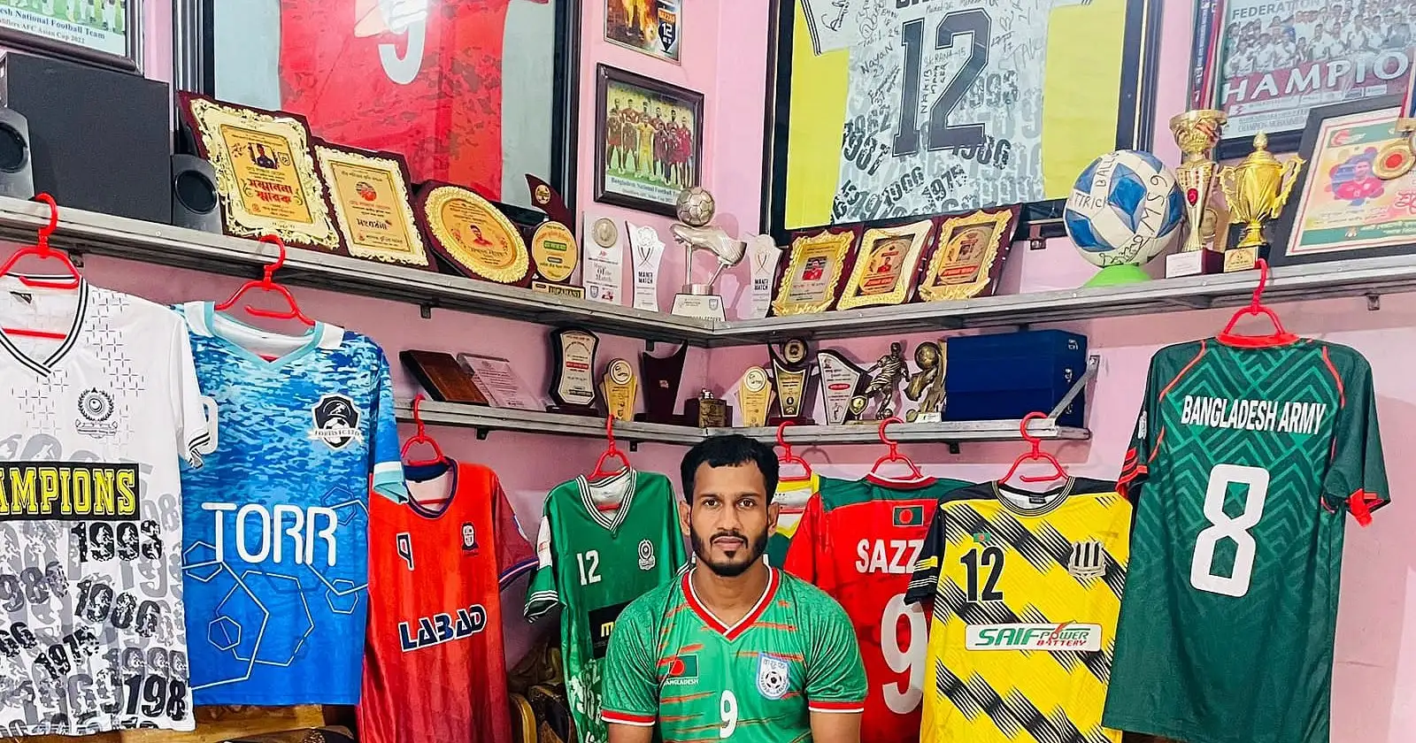 টিনের চাল দিয়ে পড়ত পানি, কুঁড়েঘরে বেড়ে ওঠা ছেলেটি যেভাবে জাতীয় অঙ্গনের ফুটবলার