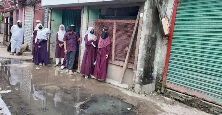 মাছবাজারের ময়লা-দুর্গন্ধে স্কুলে যেতে অনীহা শিক্ষার্থীদের